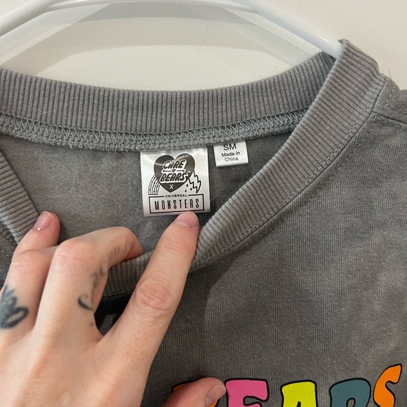 🔥3/$18🔥 Gray Scare Bears Sweatshirt - Picture 2 of 4